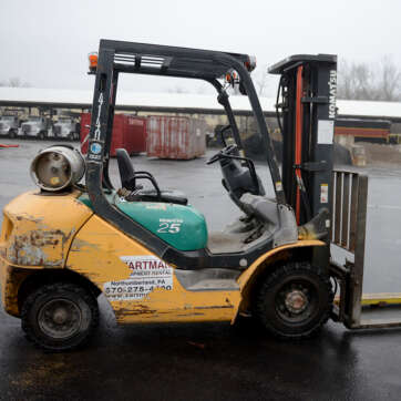 Komatsu 5,000 pound forklift for rent