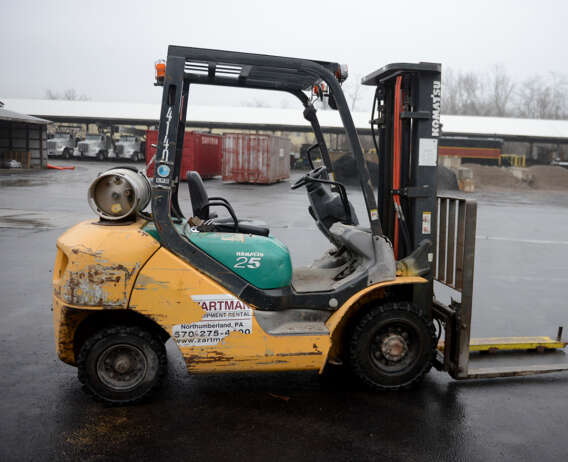 Komatsu 5,000 pound forklift for rent